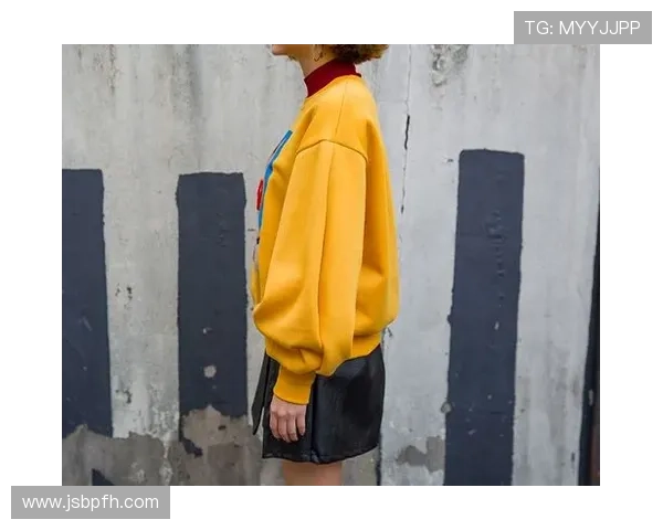 儿童足球明星卫衣助力小球员梦想成真展现运动风采与个性魅力